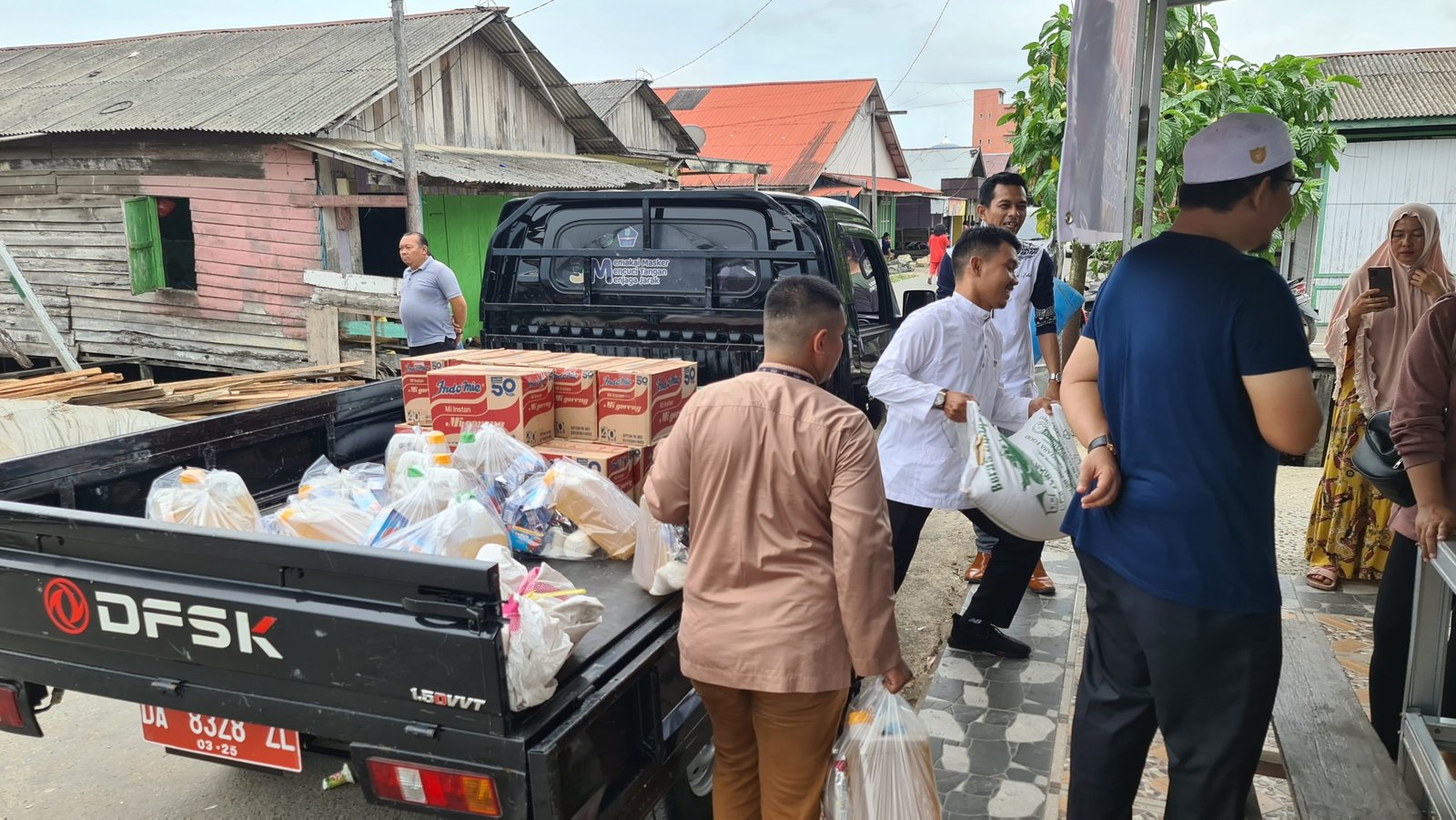 Bantuan sembako untuk korban kebakaran di RT 05 Desa Sejahtera Kecamatan Simpang Empat.