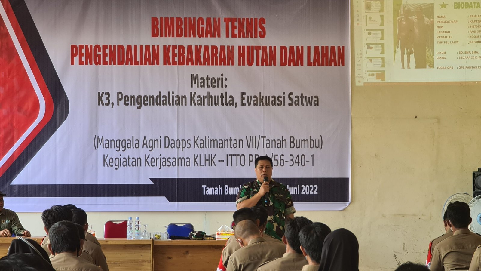 Kapten Inf Sahlan Nurdibyanto saat memberikan materi pelatihan karhutla.