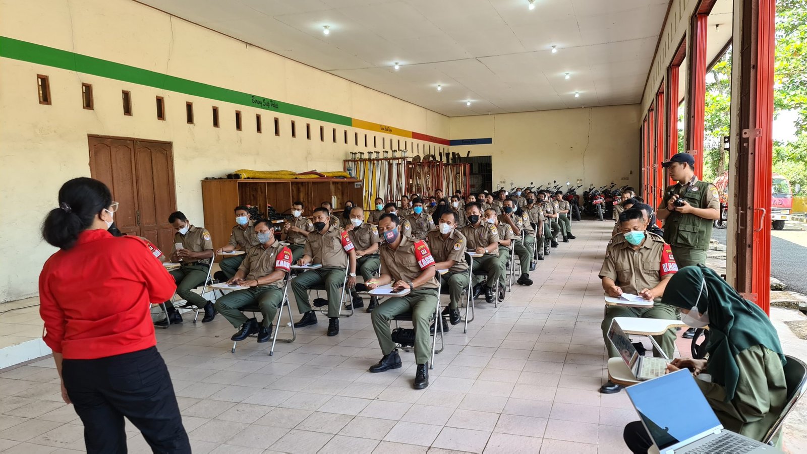 Anggota Manggala Agni saat mengikuti Bimtek Pengendalian Karhutla.