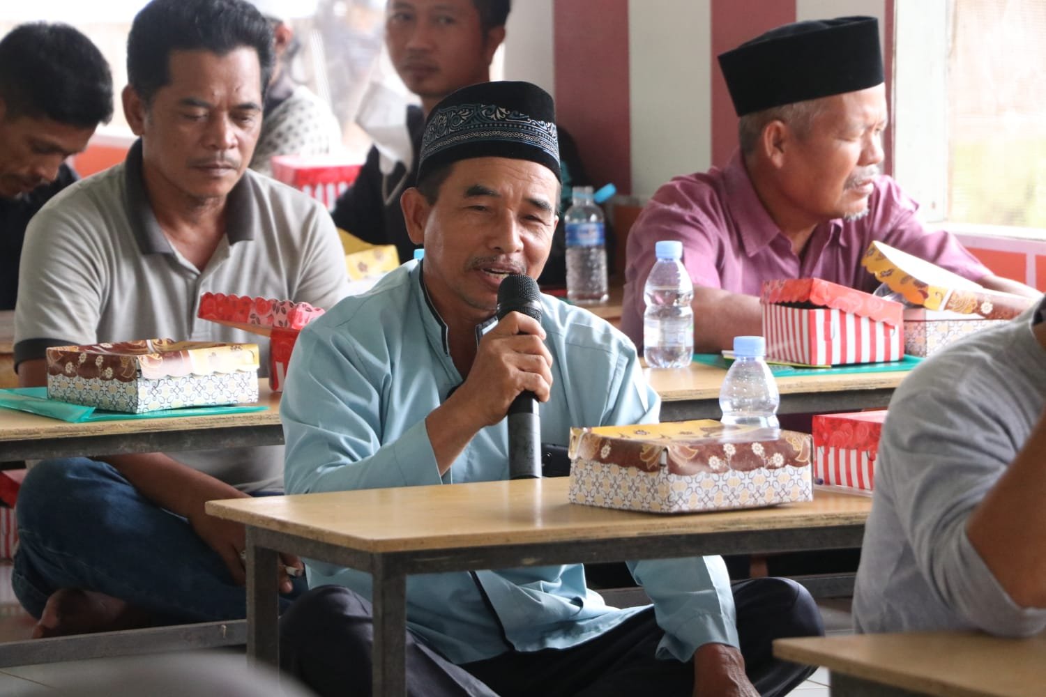 Warga saat menyampaikan aspirasinya.
