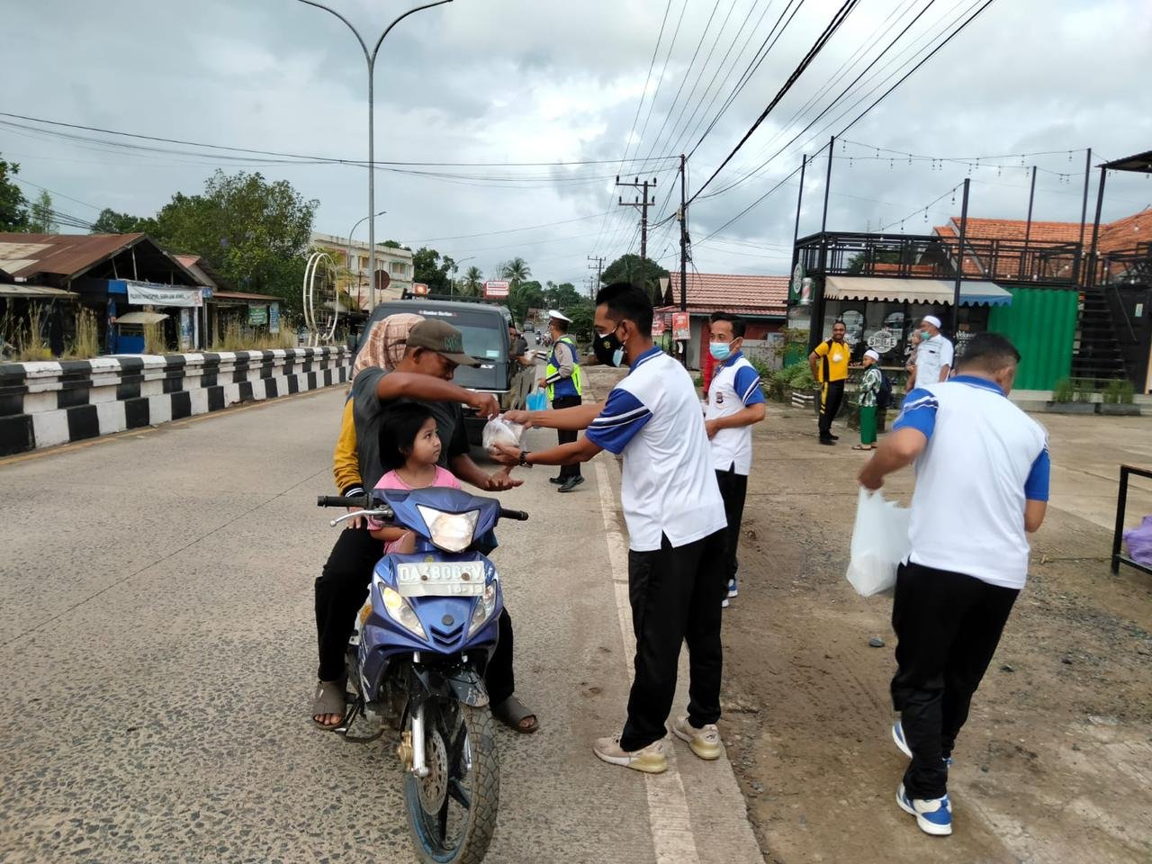 Jumat berkah berbagi nasi bungkus.