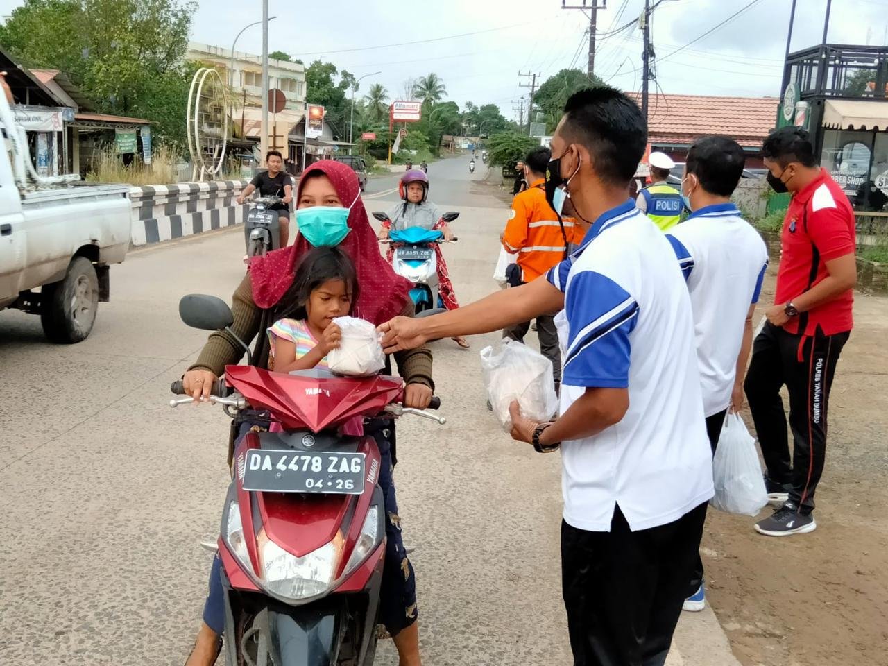 Petugas saat membagikan nasi bungkus.