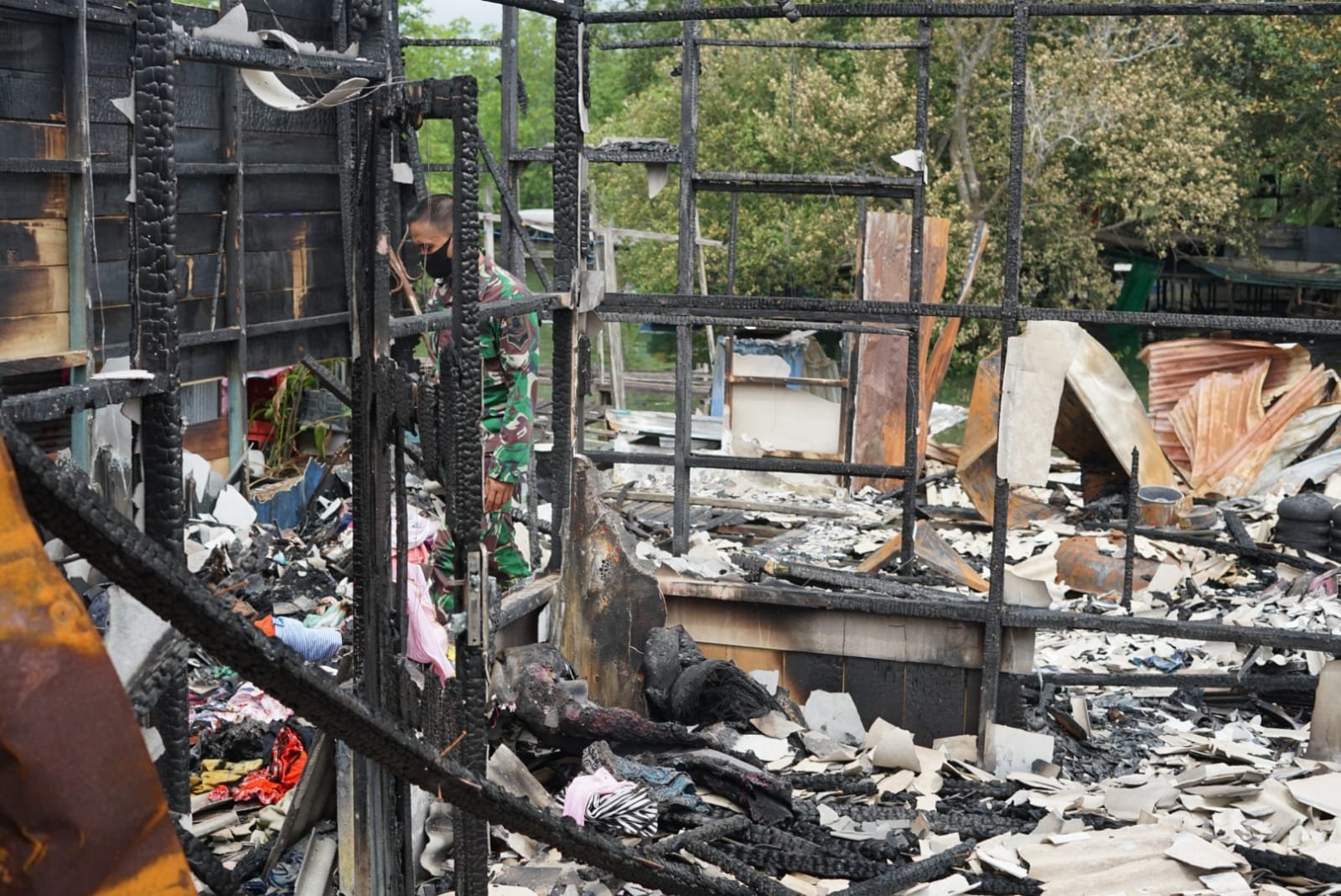 Rumah warga yang hangus terbakar.