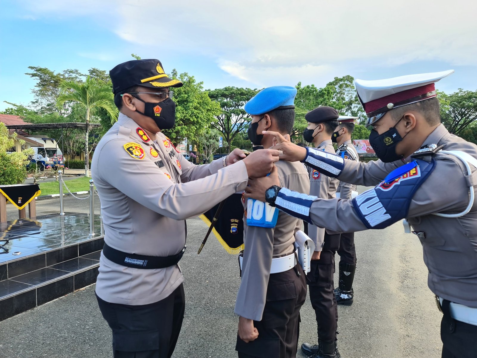 Kapolres Tanah Bumbu, AKBP Tri Hambodo, saat menyematkan pita kepada personel.
