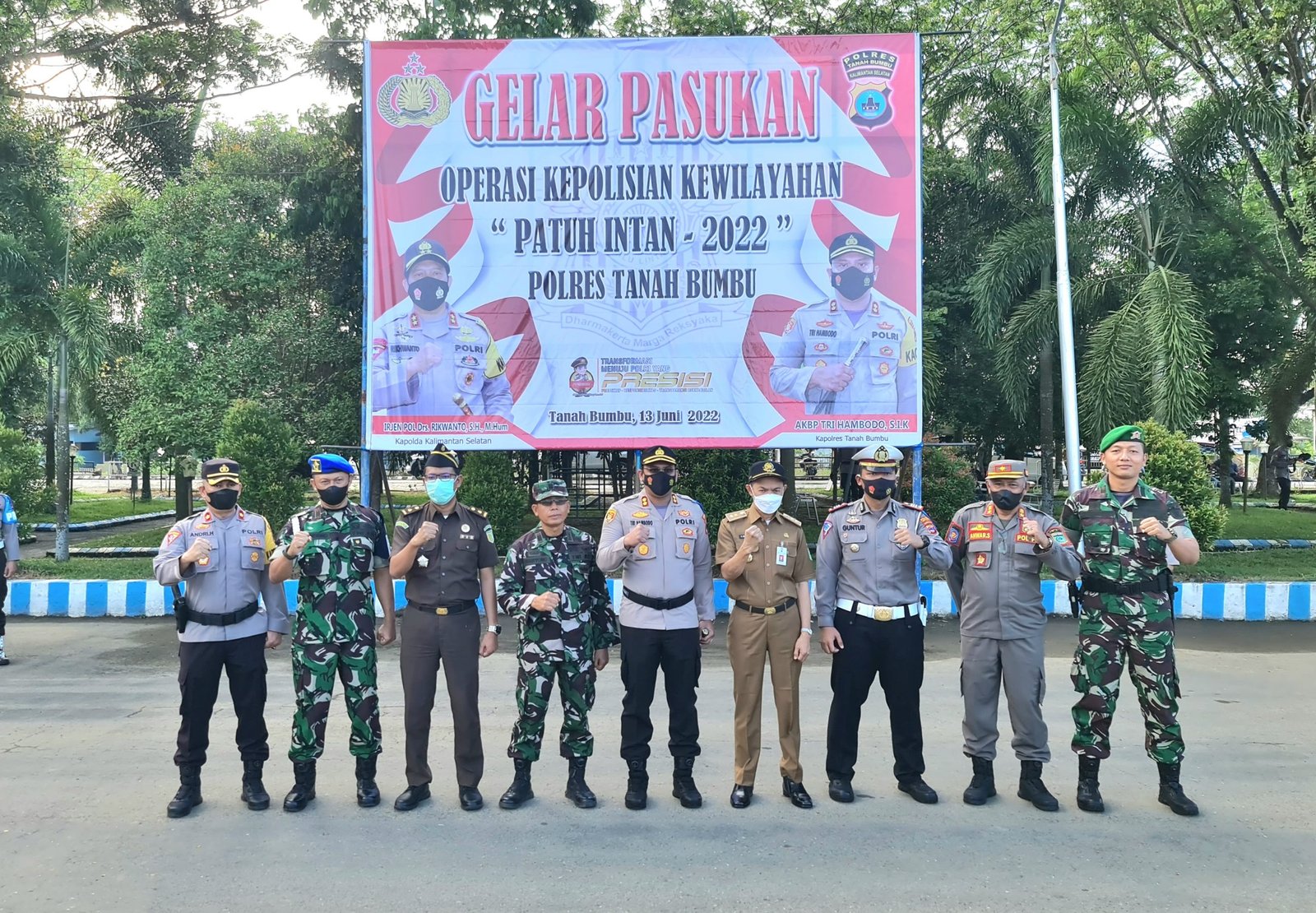 Forkopimda Tanah Bumbu saat gelar pasukan Operasi Intan Tahun 2022.