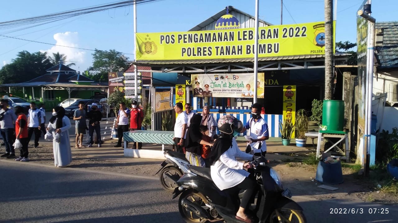 Polsek Satui bagikan nasi bungkus.