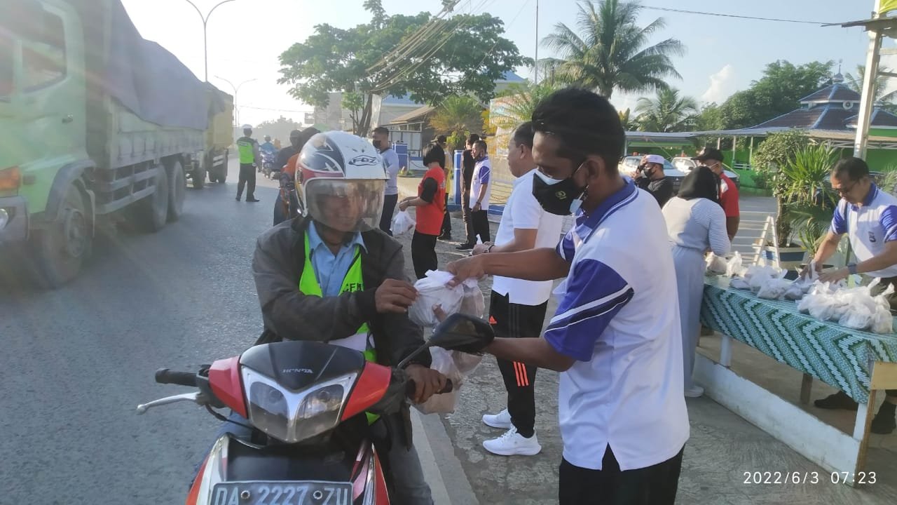 Petugas saat membagikan nasi bungkus.
