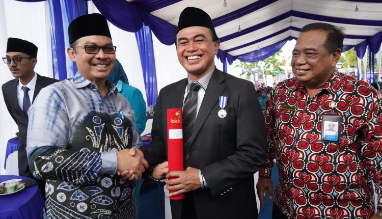 Bupati Zairullah Raih Penghargaan Manggala Karya Kencana Dari BKKBN RI