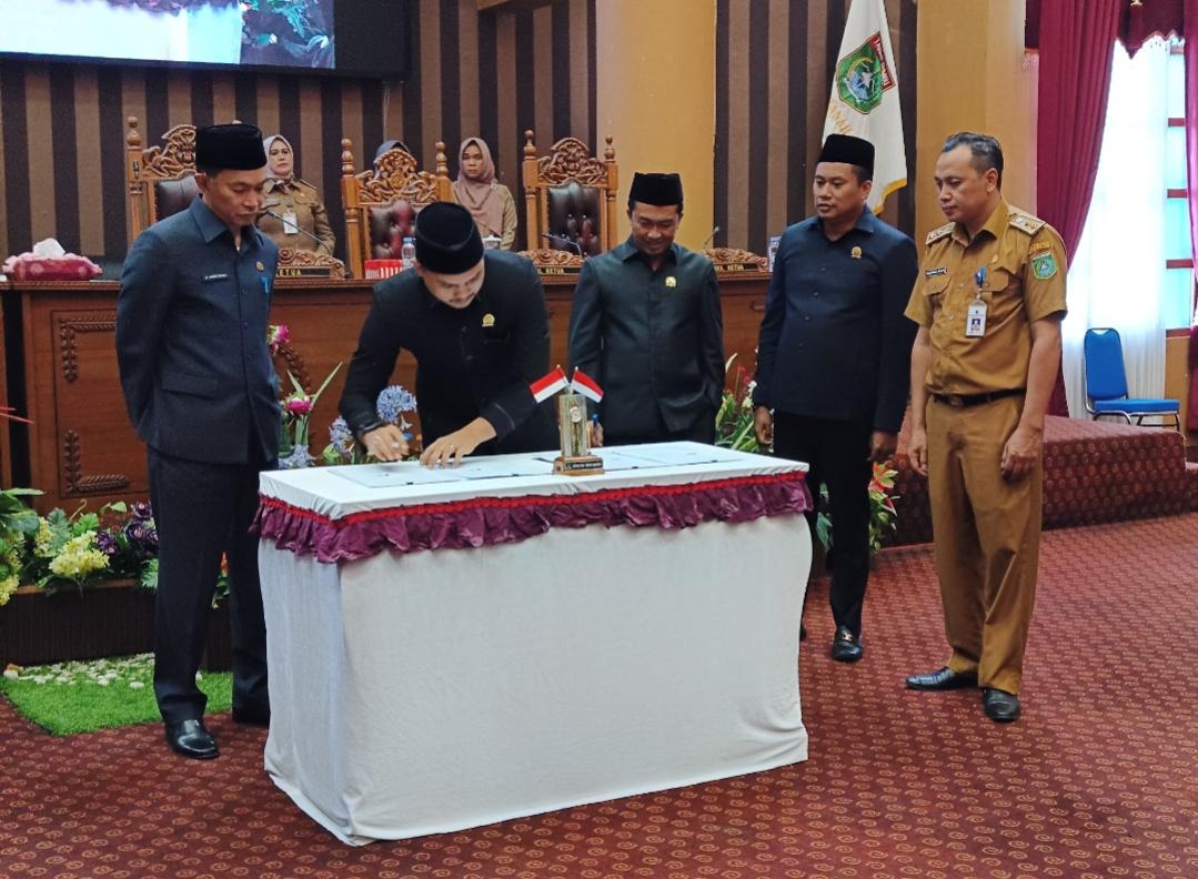 Legislatif Eksekutif Tanah Bumbu Tandatangani Nota Kesepakatan Kua Ppas