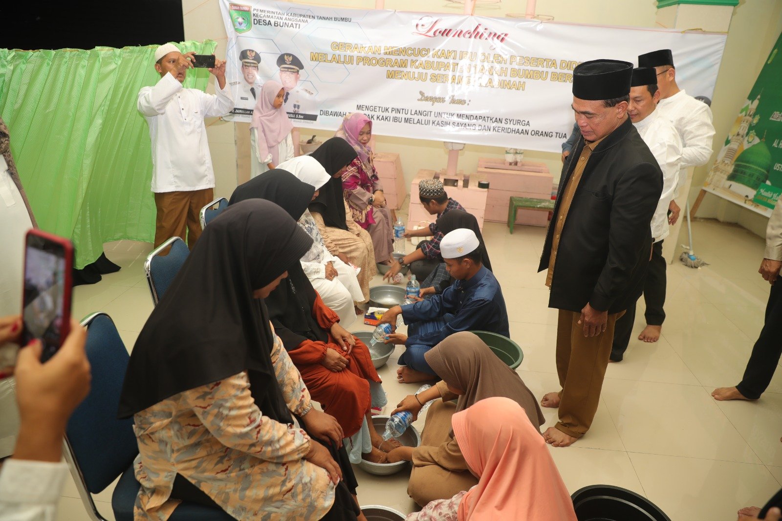 Warga antusias 