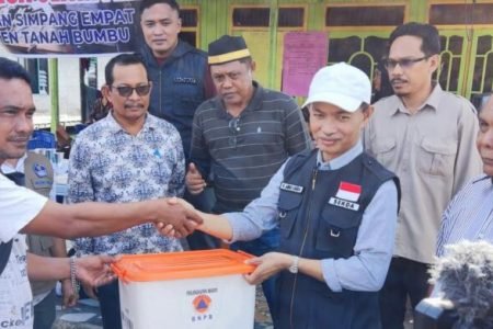 Ambo Sakka Tinjau dan Salurkan Bantuan Kepada Korban Kebakaran di Simpang Empat