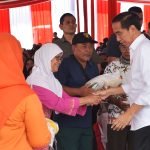 Presiden Jokowi Serahkan Bantuan Pangan Beras untuk Masyarakat