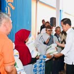 Presiden Jokowi Salurkan Bantuan Pangan kepada Masyarakat di Karawang