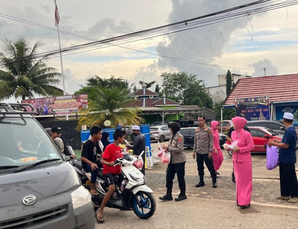 Lagi Kapolsek Satui Bagikan Nasi Kotak Dan Takjil Untuk Pengguna Jalan