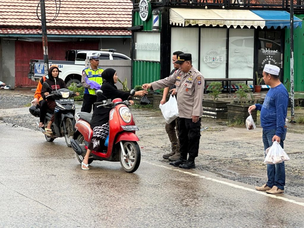 Nasi Bungkus Gratis Untuk Warga Program Polsek Satui Jumat Berkah