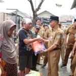 Sekda Serahkan Bantuan Korban Kebakaran Gang PLN Simpang Empat