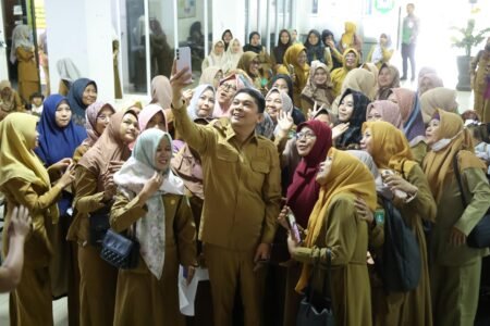 Momen Mengharukan Bu Guru Sawiah Saat Bertemu Bupati Tanah Bumbu