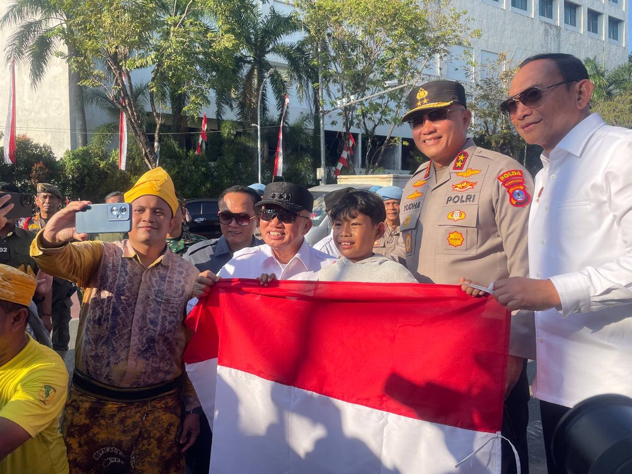 Pemprov Kalsel Bersama Forkopimda Bagikan Puluhan Ribu Bendera Merah Putih Menyambut HUT ke-80 RI