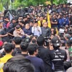 Ketua DPRD Kalsel Temui Massa dan Siap Kawal Setiap Aspirasi Rakyat