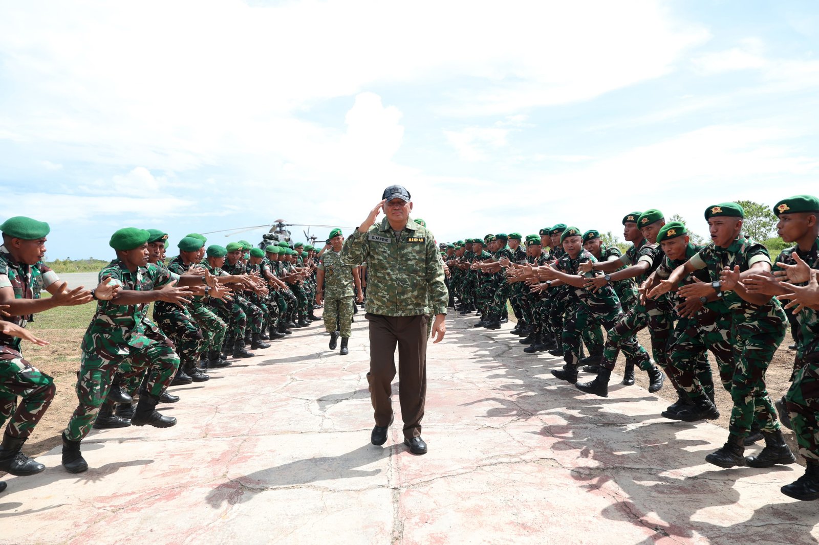 Kunjungi Yonif TP 821/Satria Bupolo, Menhan Tekankan Prajurit Dalam Kemahiran Menembak