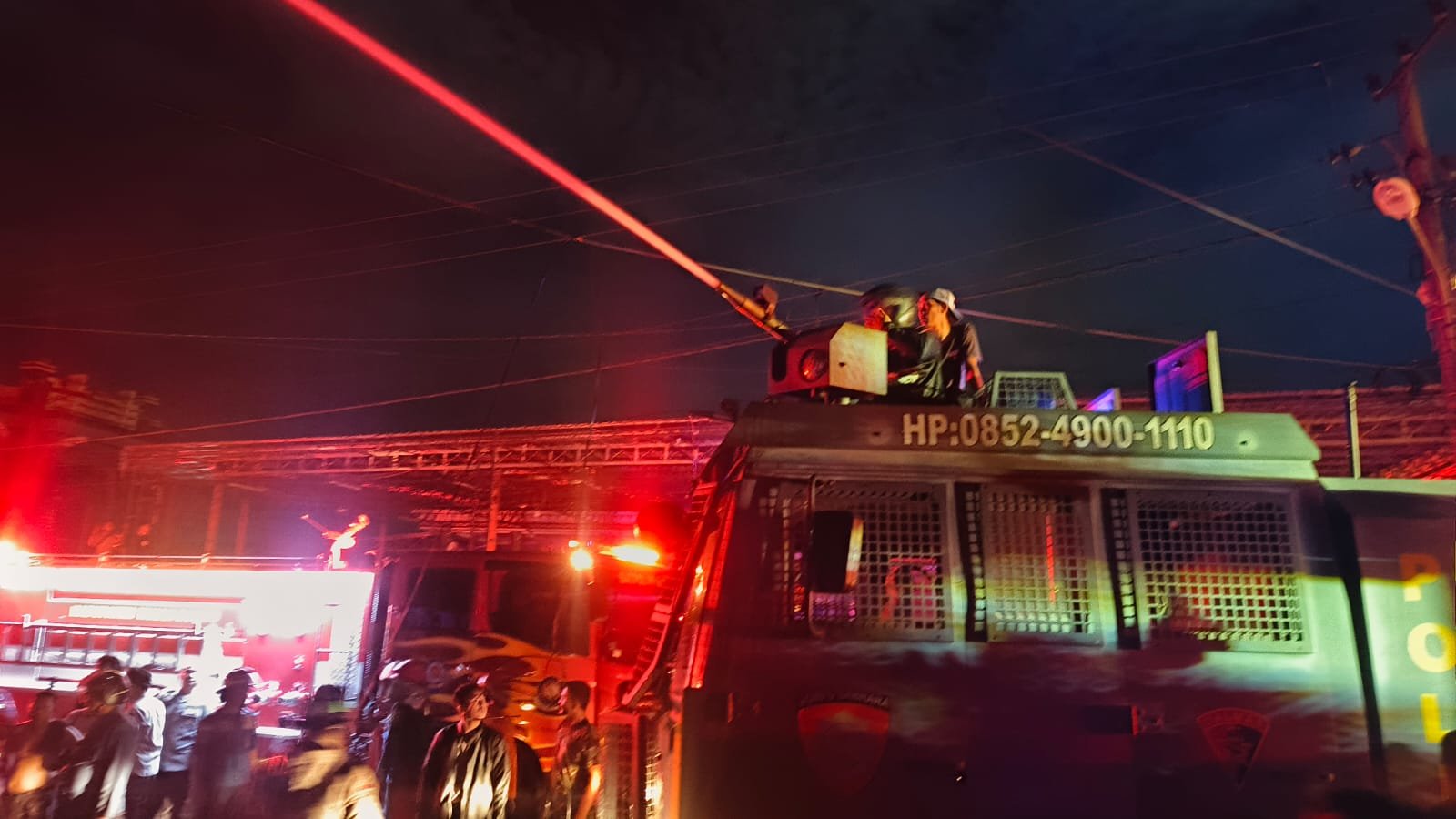 Team Rescue Sat Samapta Polres Tanah Bumbu Turun Cepat Ikut Padamkan Kebakaran di Simpang Empat