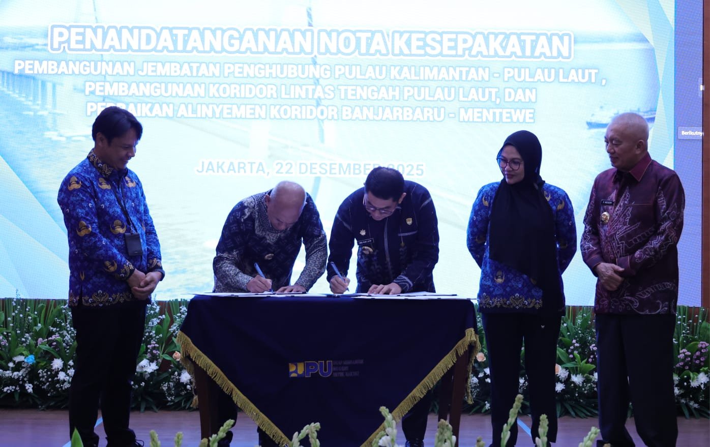 Bupati Andi Rudi Latif Tandatangani Nota Kesepahaman Pembangunan Jembatan Kalimantan - Pulau Laut dan Perbaikan Alinyemen Koridor Banjarbaru - Mantewe