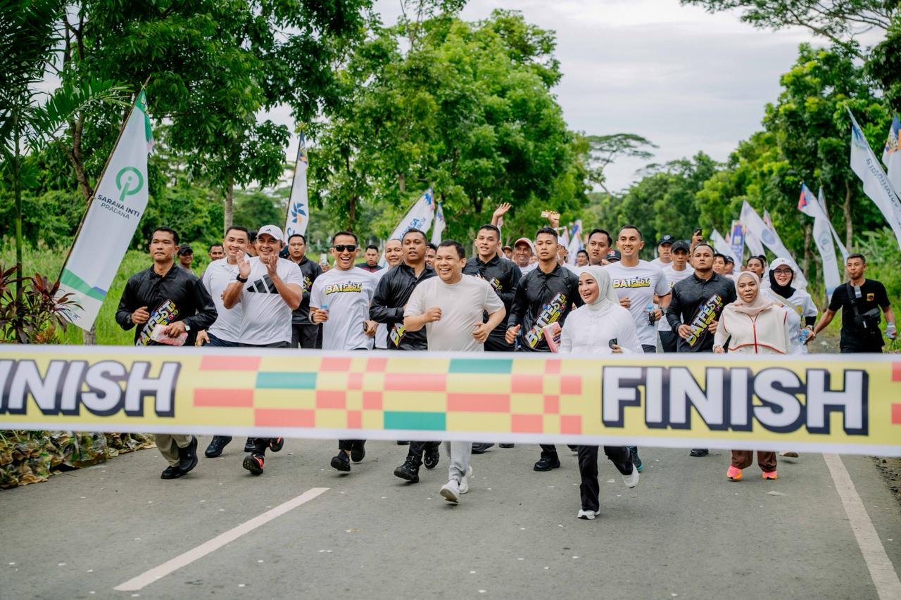 H Isam Tebar Berkah di Batfest 2025, 200 Peserta Jalan Santai Dapat Umroh Gratis