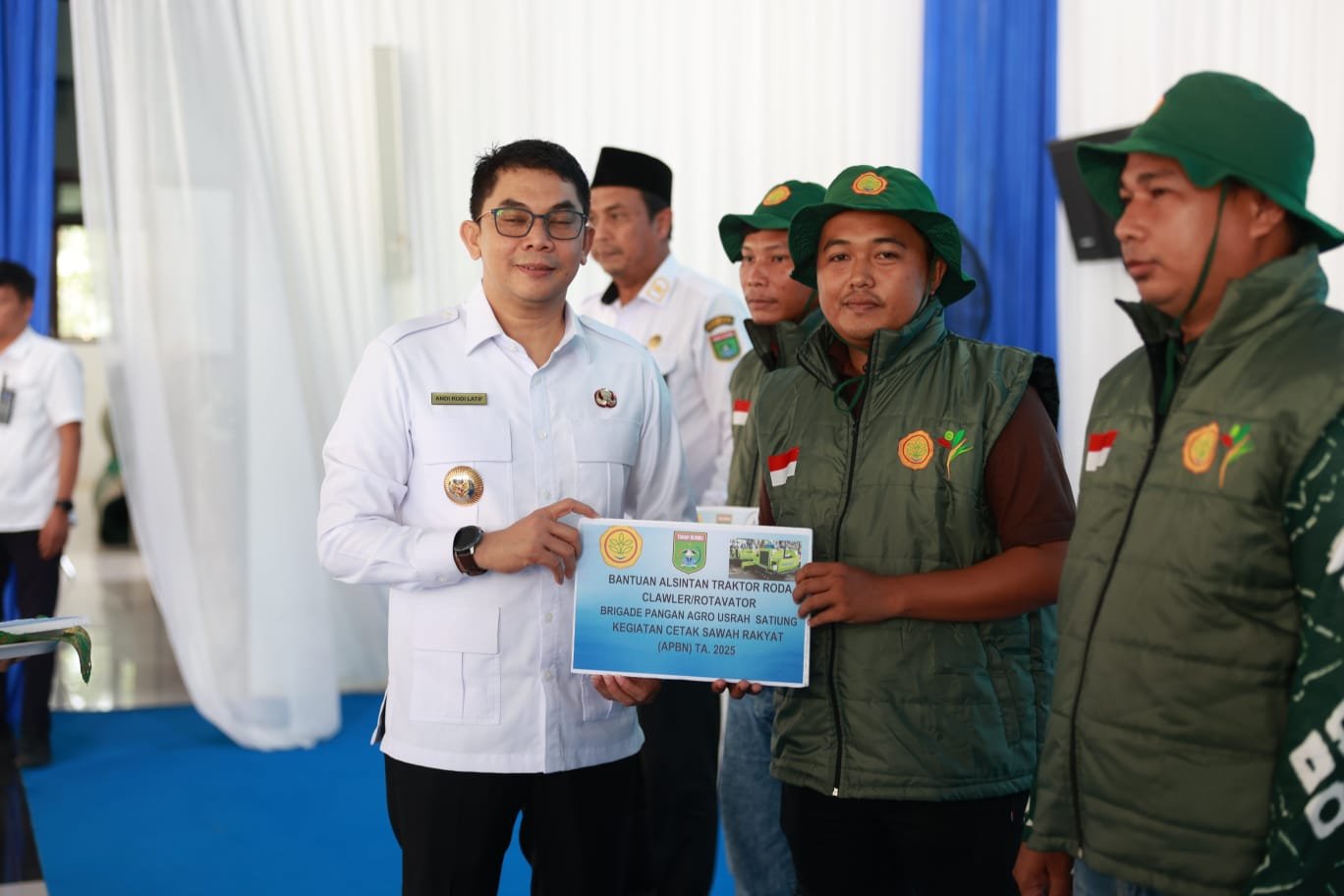 Bupati Andi Rudi Latif Distribusikan Alsintan dan Ikuti Pengumuman Swasembada Pangan secara virtual