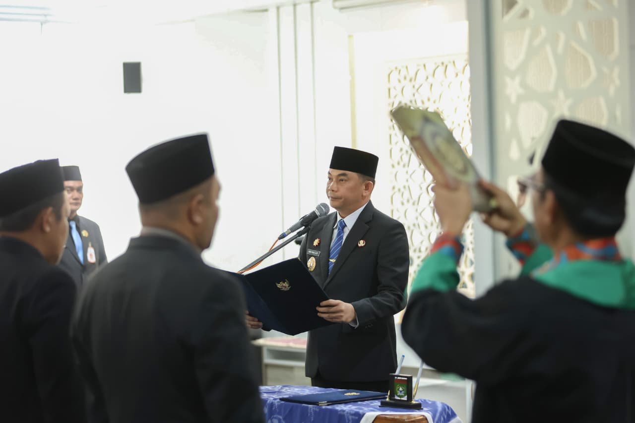 Lantik Pejabat Administrasi dan Pengawas, Bupati Tanah Bumbu Tegaskan Komitmen Profesionalisme dan Anti Jual Beli Jabatan