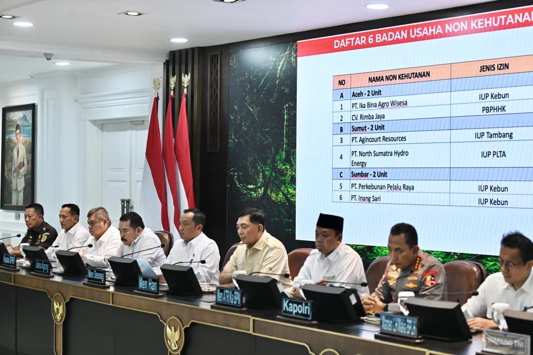 Pemerintah Tegaskan Komitmen Tertibkan Usaha Berbasis SDA, Menhan RI Dampingi Konferensi Pers di Istana