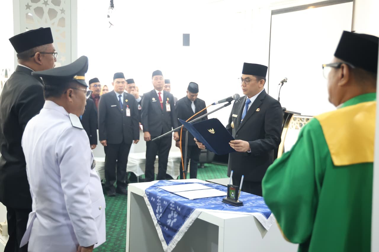 Perdana di Tahun 2026, Bupati Andi Rudi Latif Lantik 21 Pejabat Eselon II, III, dan IV