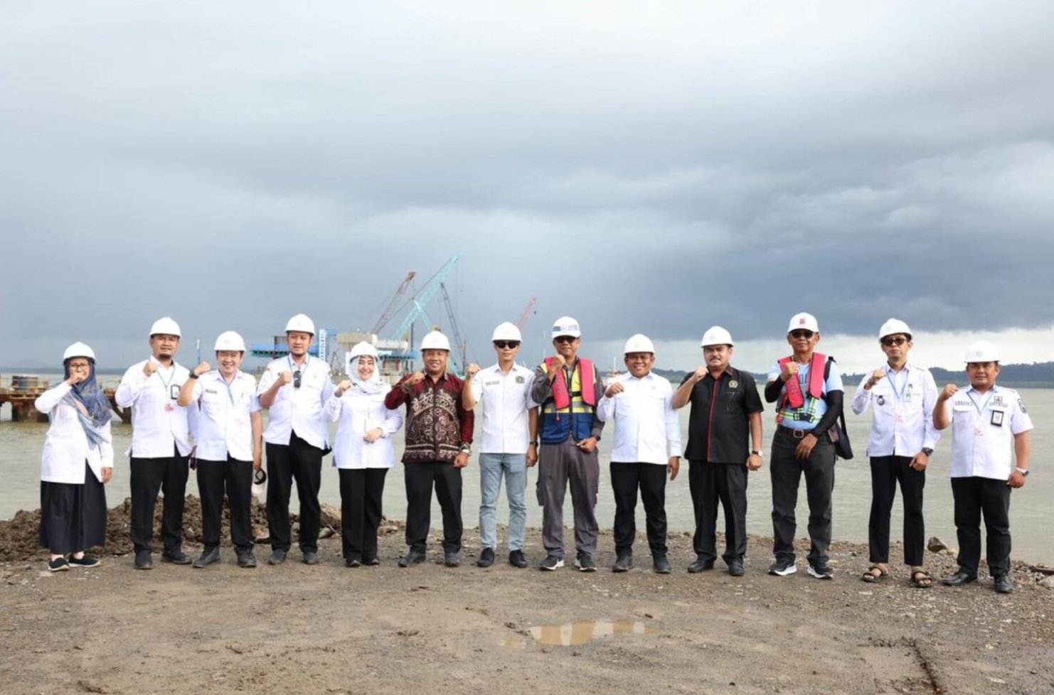 DPRD Tanah Bumbu Tinjau Pembangunan Jembatan Penghubung Kalimantan–Kotabaru