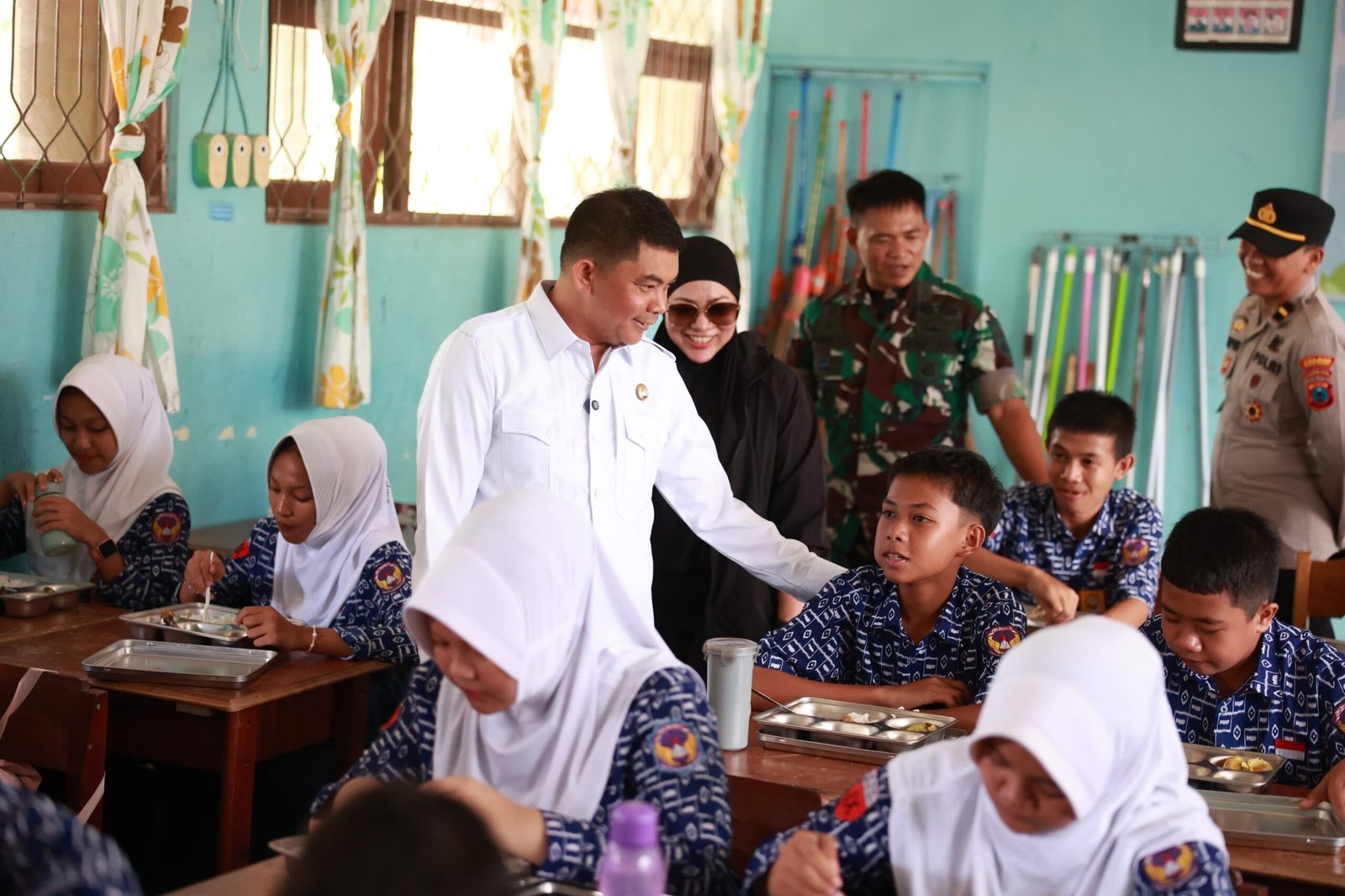 Bupati Andi Rudi Latif Launching SPPG di SMPN 1 Simpang Empat