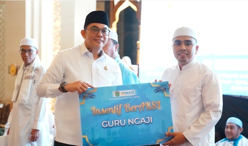Bupati Tanah Bumbu Launching Beasiswa BerAksi dan Salurkan Insentif Guru Keagamaan
