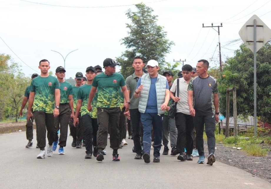 Bupati Andi Rudi Latif Ikuti Jalan Sehat Yonif TP 828/BWM Sambut Tahun Baru 2026