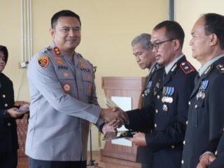 Polres Tanah Bumbu Gelar Wisuda Purna Bhakti, Enam Personel Dilepas dengan Penuh Haru