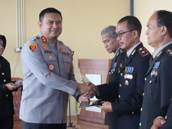 Polres Tanah Bumbu Gelar Wisuda Purna Bhakti, Enam Personel Dilepas dengan Penuh Haru
