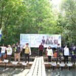 Bupati Tanah Bumbu Gandeng Kaka Slank Tanam Mangrove di Muara Pagatan