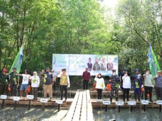 Bupati Tanah Bumbu Gandeng Kaka Slank Tanam Mangrove di Muara Pagatan