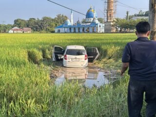 Mobil Tercebur ke Sawah di Kersik Putih, Damkar Evakuasi Tanpa Korban