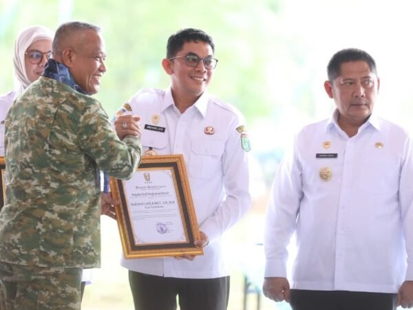 Bupati Andi Rudi Latif Terima Penghargaan KASAD, Bukti Komitmen Dukung Pembangunan Kodam di Kalsel
