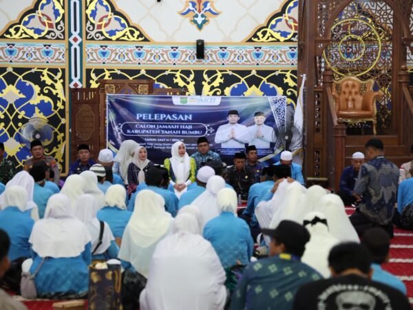 239 Jamaah Calon Haji Tanah Bumbu Resmi Dilepas, Bupati Titip Doa untuk Daerah
