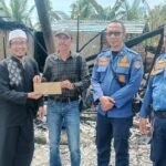 Ketua PWI Tanah Bumbu Tunjukkan Solidaritas, Bantu Wartawan Korban Kebakaran di Kotabaru