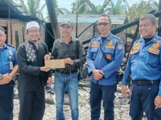 Ketua PWI Tanah Bumbu Tunjukkan Solidaritas, Bantu Wartawan Korban Kebakaran di Kotabaru