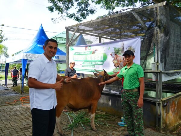 Kodim 1022/Tanah Bumbu Bagikan Daging Kurban kepada Masyarakat