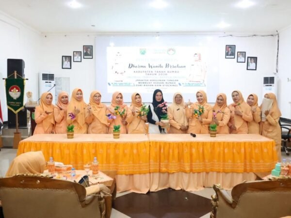 DWP Tanah Bumbu Gelar Pelatihan Kerajinan Bunga Stocking untuk Tingkatkan Ekonomi Keluarga
