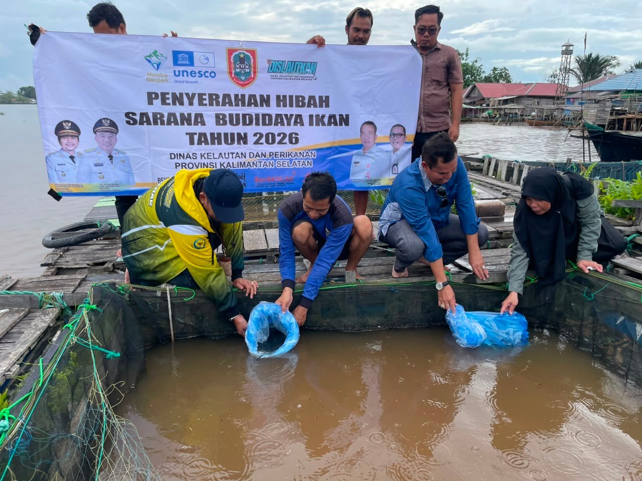 Pemprov Kalsel Serahkan Bantuan Hibah Sarana Budidaya Ikan Gabus ke Pokdakan Mandiri Bersama