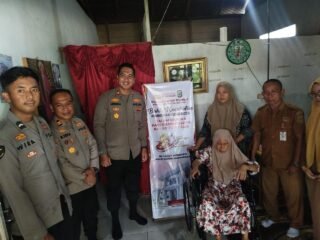 Sambut Hari Bhayangkara ke-80, Polres Tanah Bumbu Salurkan Kursi Roda dan Sembako untuk Warga Lansia