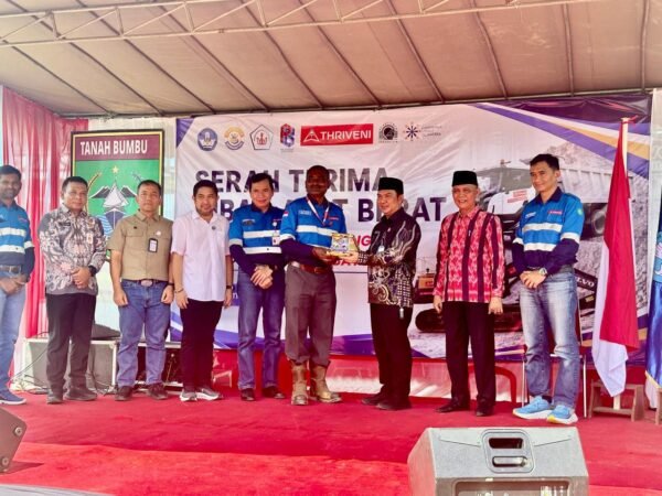 PT Thriveni Indo Mining Hibahkan Dump Truck dan Alat Berat ke Politeknik Batulicin