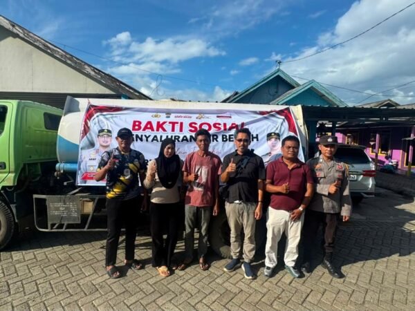 Sambut Hari Bhayangkara ke-80, Polres Tanah Bumbu Salurkan Air Bersih untuk Warga Desa Segumbang